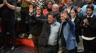 El secretario general del PSOE y presidente del Gobierno, Pedro Sánchez (d) y el candidato del PSdeG a la Xunta de Galicia, José Ramón Gómez Besteiro (i), durante un mitin de campaña del PSdeG, en el auditorio del Centro Ágora, a 15 de febrero de 2024, en A Coruña,