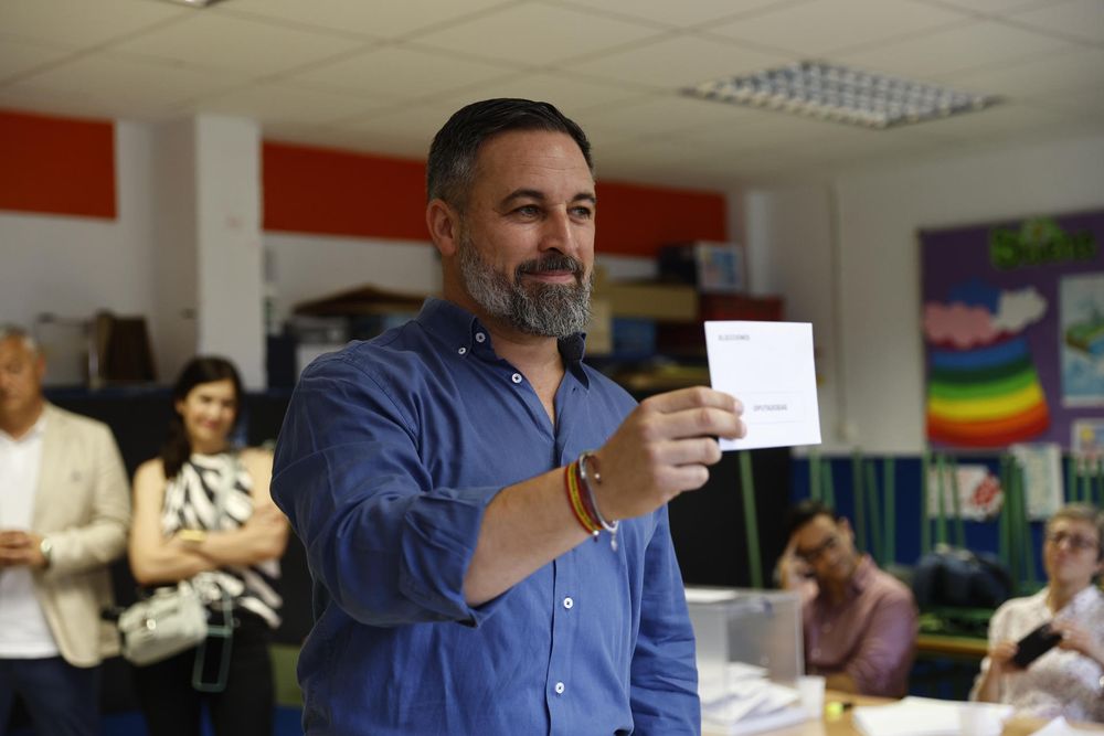 El líder de Vox, Santiago Abascal, ejerce su voto en un colegio de Madrid