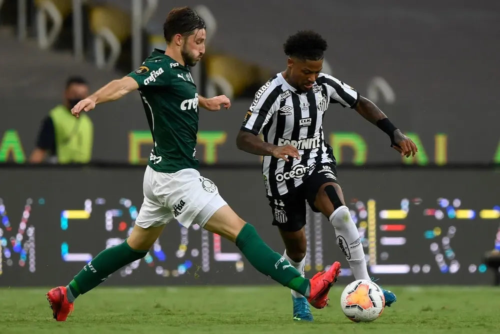 Matías Viña frente a Santos en la Copa Libertadores de 2020