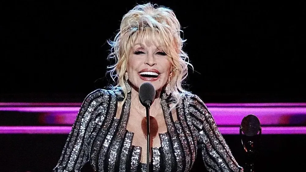 La cantante de Country, Dolly Parton, conocida por sus acciones filantrópicas