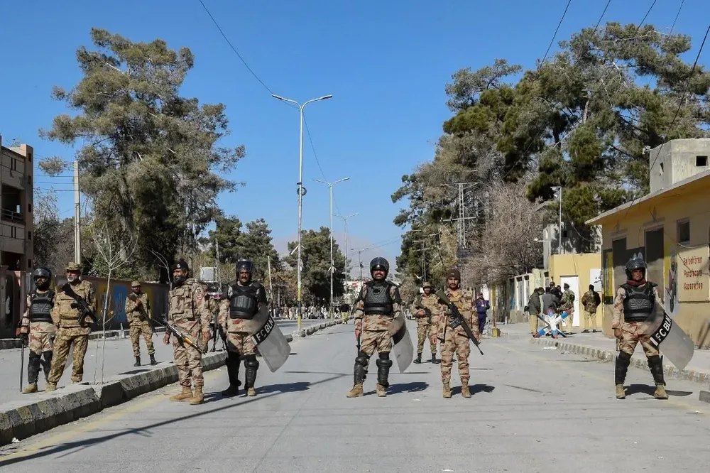 El proceso electoral se desarrolla con lentitud y en medio de un fuerte despliegue de las fuerzas de seguridad, que no pudieron evitar la muerte de al menos 30 personas en dos atentados.
