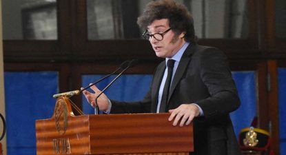 Javier Milei habló en la Bolsa de Comercio y le advirtió duramente al Congreso por el superávit fiscal
