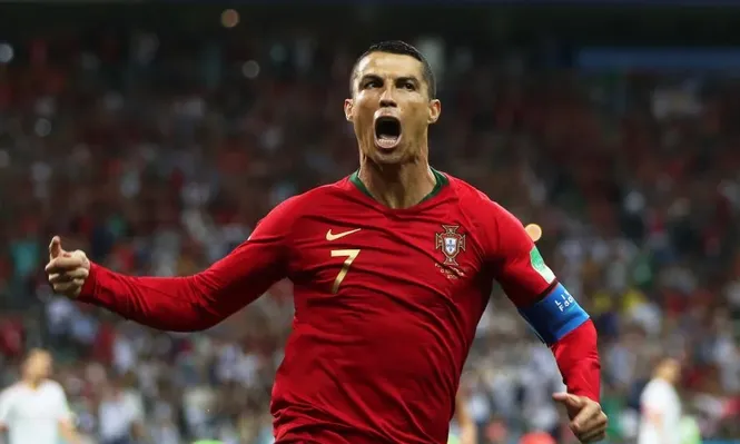 Ronaldo festeja su gol ante España 