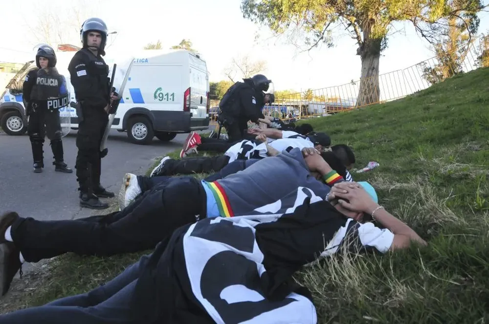 Los hinchas de Danubio detenidos luego del duro enfrentamiento con los de Defensor