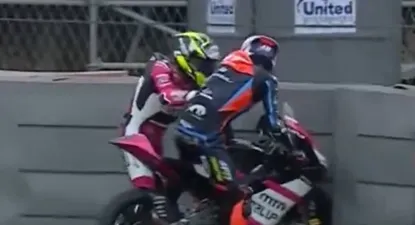 El piloto español y el italiano discuten luego del accidente con sus motos
