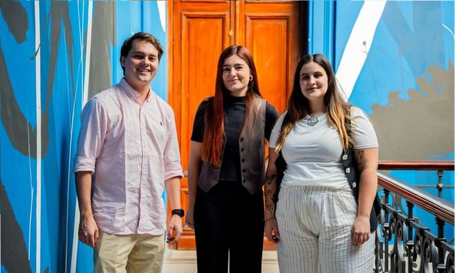 Bruno Marín, Martina Cabillón y María Belén Quintas en la universidad