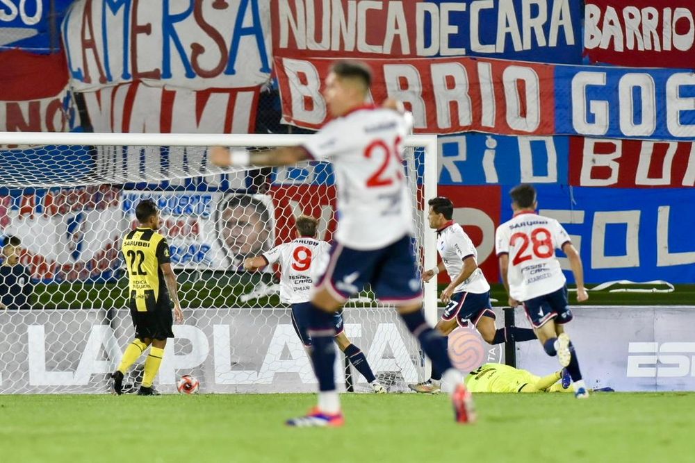 Nicol&aacute;s Rodr&iacute;guez celebra su gol para Nacional ante Pe&ntilde;arol