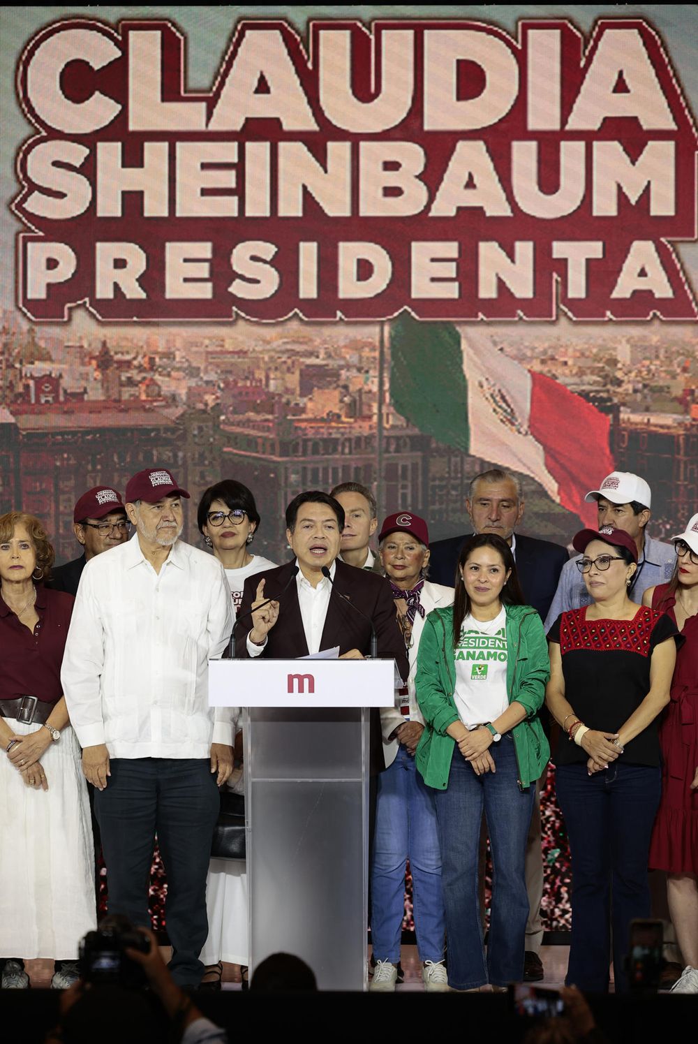 El presidente del partido oficialista Morena declaró ganadora a Claudia Sheinbaum pese a no contar con los resultados preliminares del INE. (EFE). El presidente del partido oficialista Morena declaró ganadora a Claudia Sheinbaum pese a no contar con los resultados preliminares del INE. (EFE).