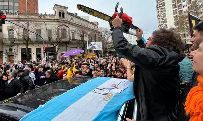Javier Milei regresa al conurbano con una caravana para apuntalar a los candidatos de La Libertad Avanza