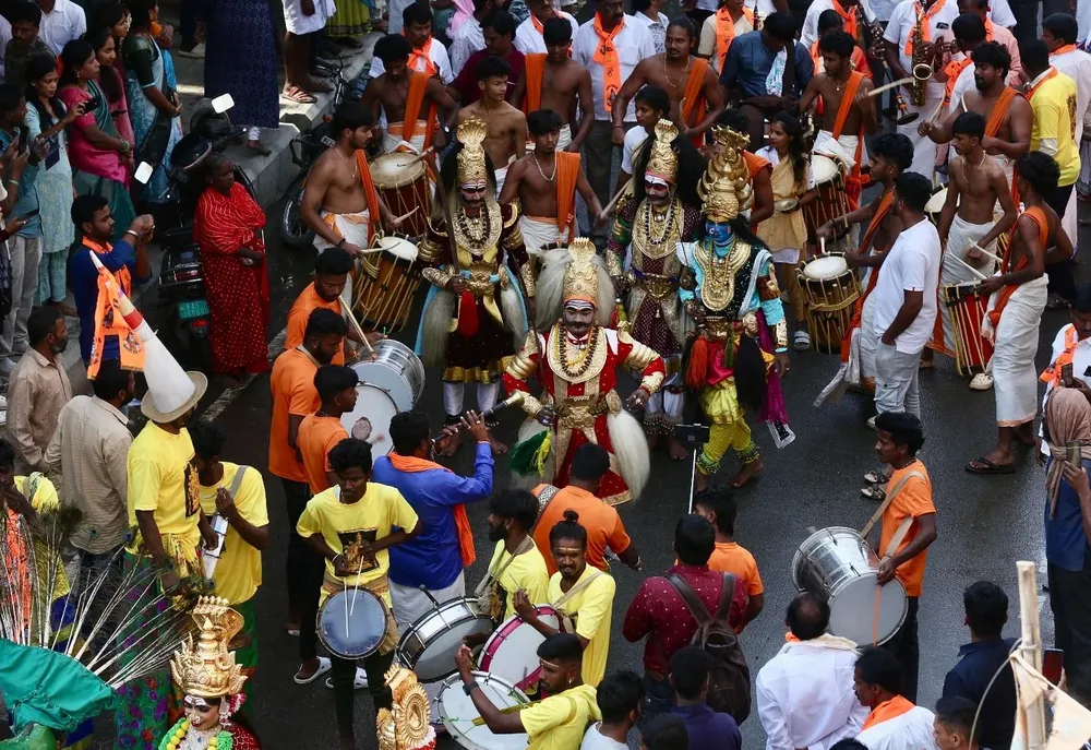 Músicos folclóricos indios actúan durante celebraciones de Mahashivratri en Bangalore, India