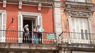 Madrid, Plaza Mayor. Un piso se vende. Una rareza de la oferta. Pero el precio debe descartar automáticamente a muchos. Tendría su encanto para un extranjero más que para un trabajador que viaja a dirario al centro. Pero están en la mira. Primero, con la eliminación de la Golden Visa. Y ahora, con el proyecto del PSOE que entre otras cosas contempla un impuesto del 100% sobre el valor de la propiedad para quienes no residan en la UE.