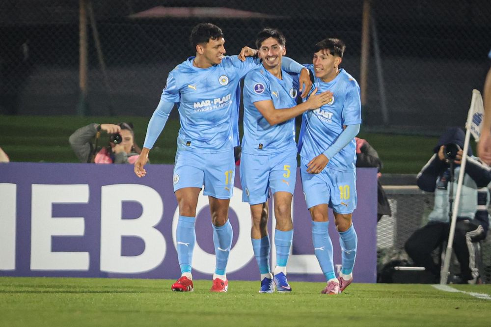 Franco Pizzichillo celebra el gol en contra de Ignacio Arce en el partido ante Deportivo Riestra por Copa Sudamericana