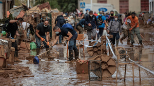 Voluntarios y fuerzas de seguridad trabajando para recuperar las zonas arrasadas por la DANA.
