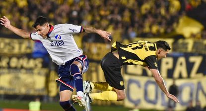 Lucas Villalba de Nacional ante Eduardo Darias de Peñarol