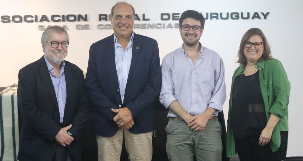 Los comunicadores Javier Pastoriza y Cristian Alamón junto al presidente del SUL -Alfredo Fros- y la responsable de la comunicación institucional del SUL, Magdalena Rocanova.