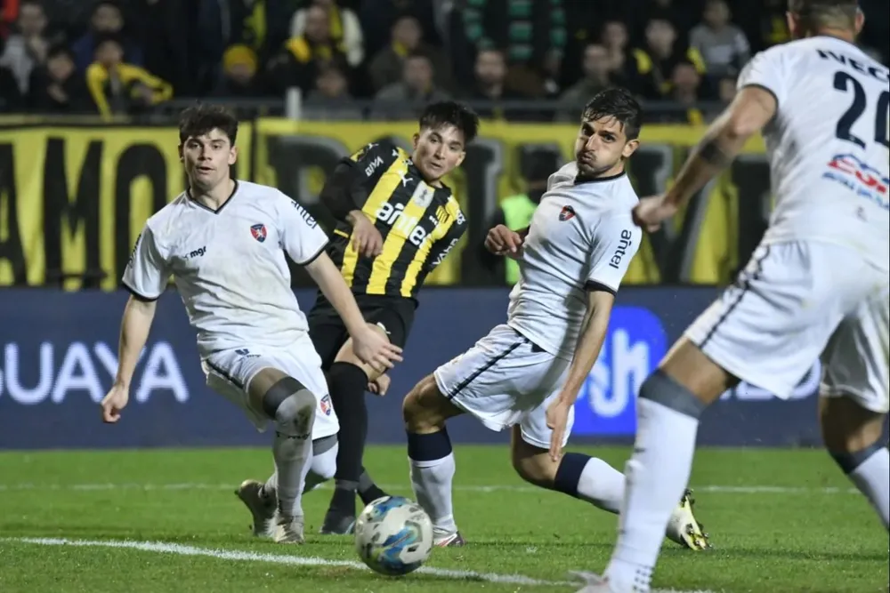 El remate de Laquintana rebotará en Pizzorno (N° 24) y será el primer gol
