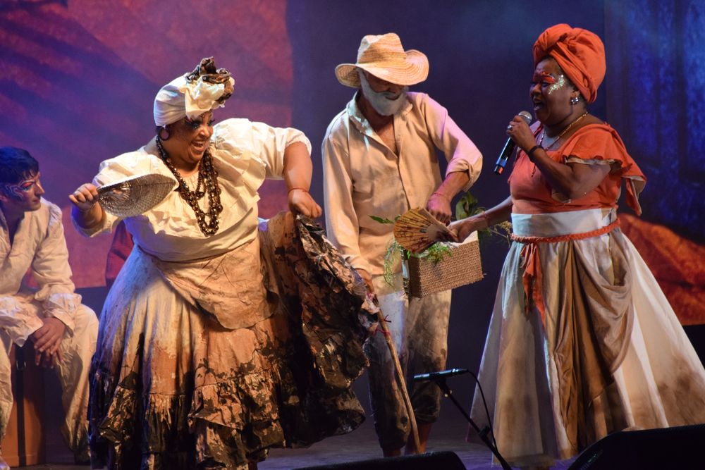 Carnaval en el Teatro de Verano: integrantes de la comparsa Valores.