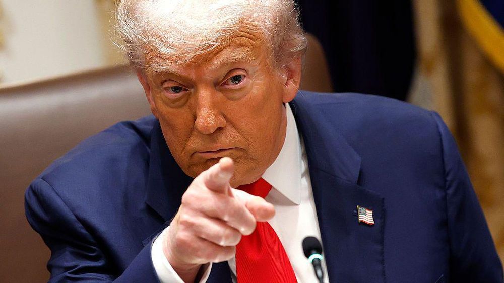 Trump mira a distintos países sudamericanos desde la Casa Blanca. 