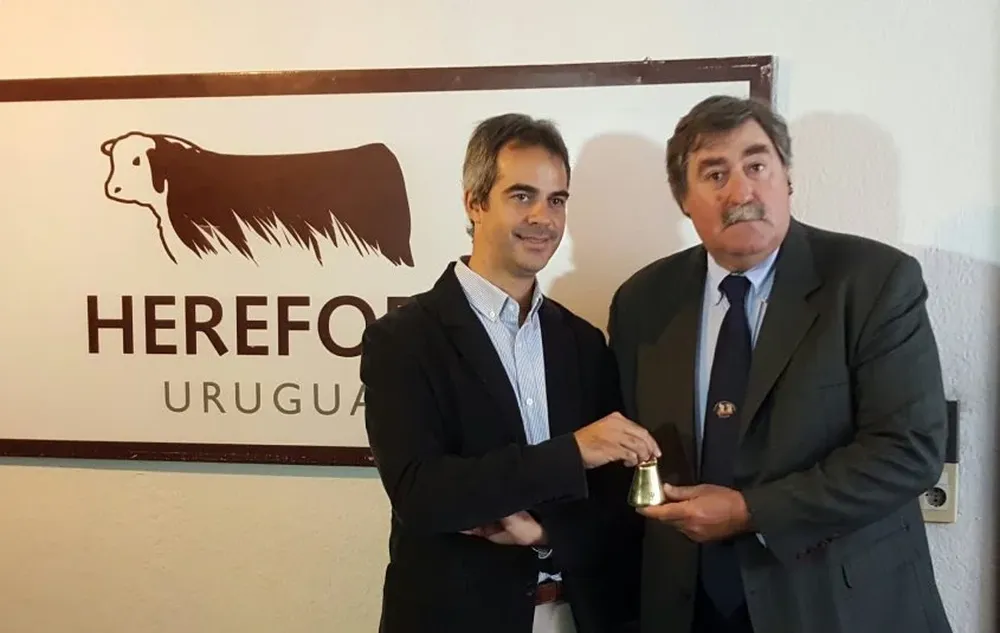 Javier Aznárez recibió la presidencia de Hereford de manos de Alejandro Costa