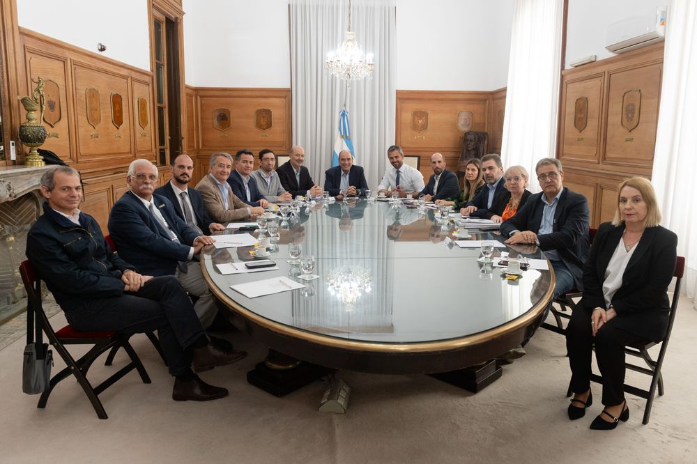 El Gobierno convocó a los bloques dialoguistas a un encuentro por el Presupuesto 2025 que encabezaron Guillermo Francos y Santiago Caputo