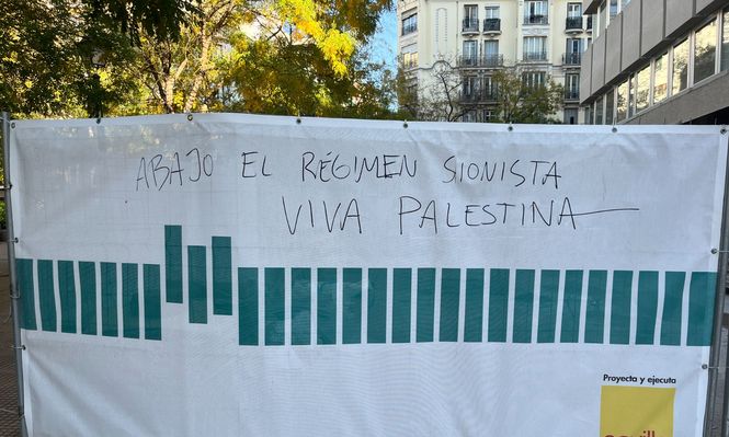 Un cartel pintado en una calle de Madrid.