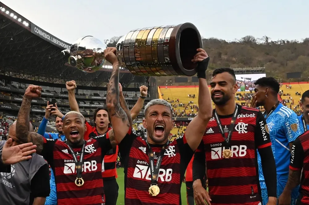 Giorgian De Arrascaeta con la Copa Libertadores ganada por Flamengo en octubre pasado