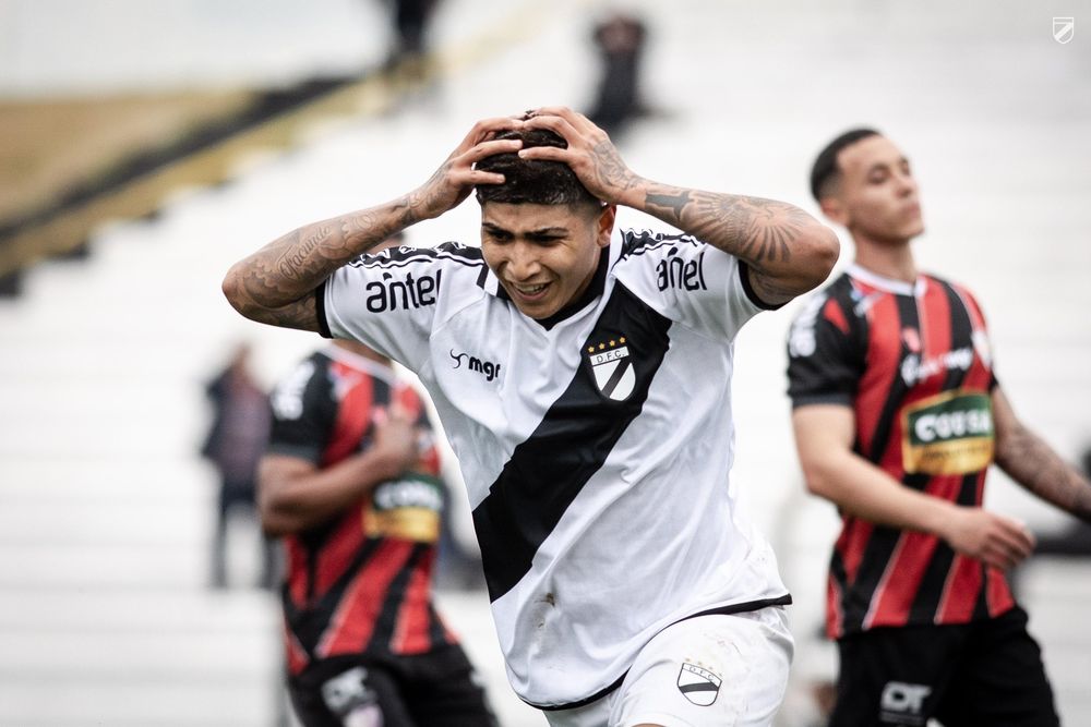 Mateo Peralta de Danubio, celebra su gol en la hora ante Fénix para la victoria 1-0 en el debut del Torneo Clausura