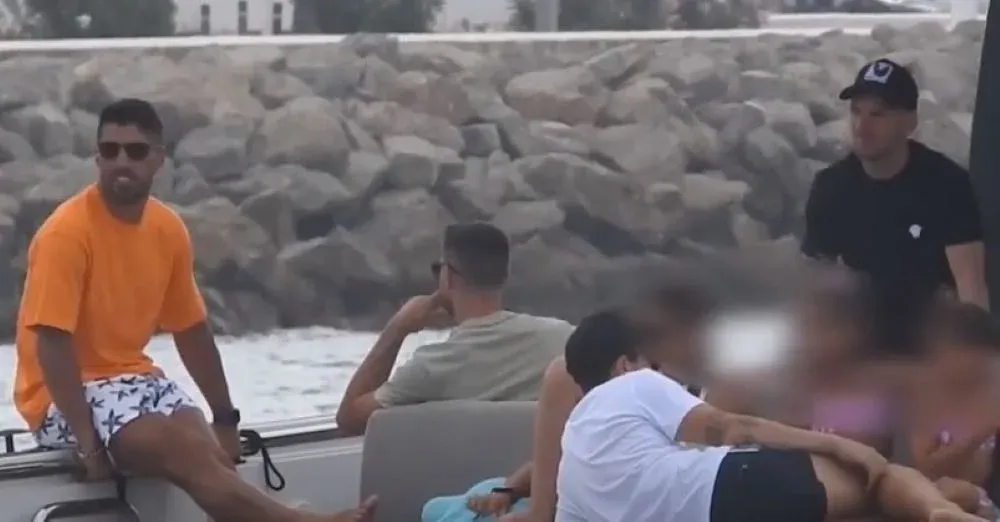 Luis Suárez y Lionel Messi ya están disfrutando, una vez más, de la isla de Ibiza en España