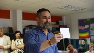 El líder de Vox, Santiago Abascal, ejerce su voto en un colegio de Madrid