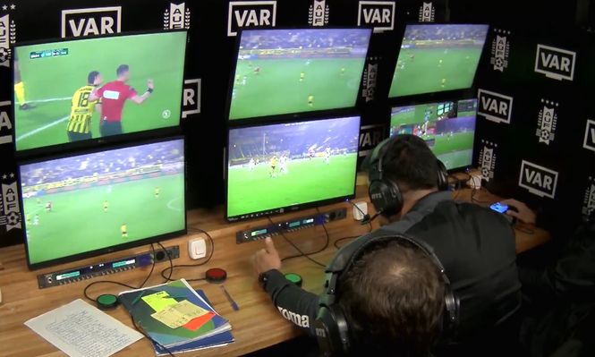 Imágenes del VAR en la jugada que Peñarol reclamó penal ante Racing 