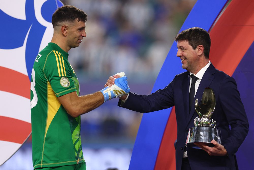 Emiliano Martinez recibe un premio de Ignacio Alonso Emiliano Martinez recibe un premio de Ignacio Alonso