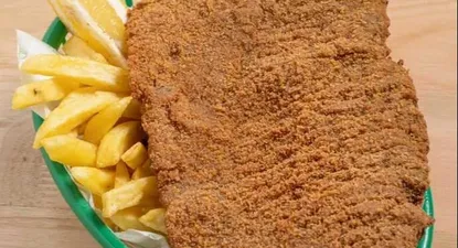 Milanesa de seitán con papas fritas de Guacamole