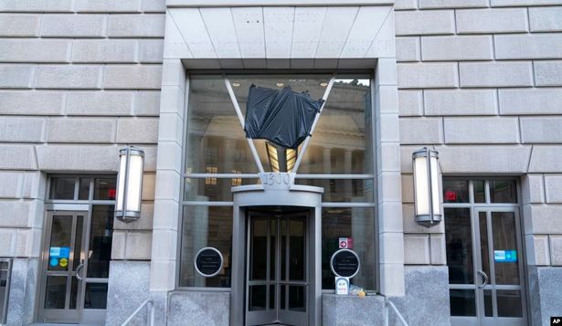La puerta de USAID con el cartel y el logotipo retirados de la pared.