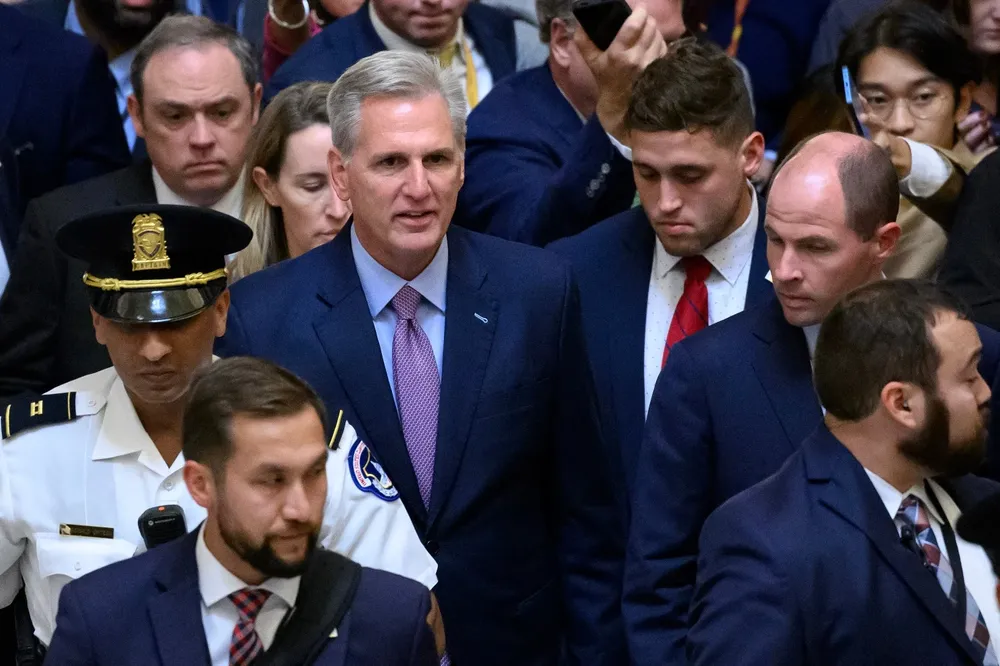 El representante republicano Kevin McCarthy se retira del Congreso luego de su destitución como presidente de la Cámara baja