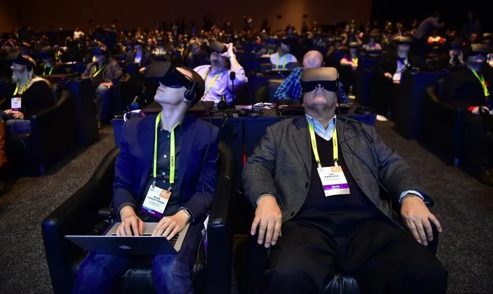 Asistentes de la CES 2017 prueban los visores de realidad virtual de Intel