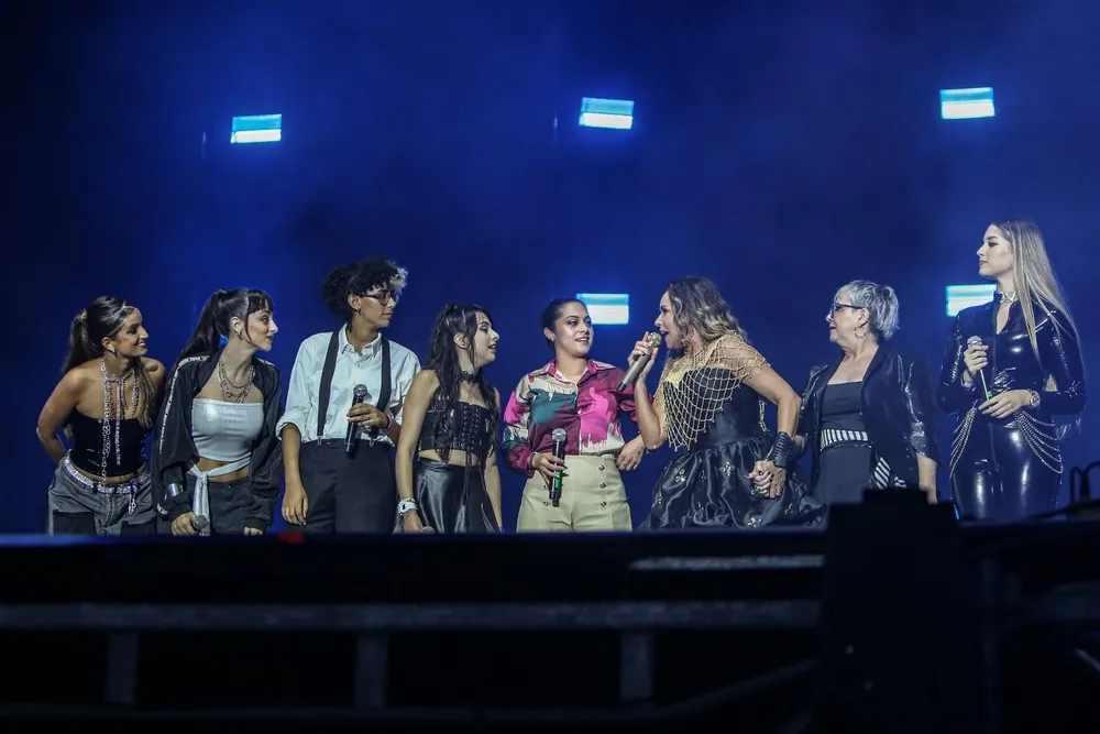 Daniela Mercury cerró su show en el festival Acá Estamos junto a todas las artistas uruguayas de la grilla