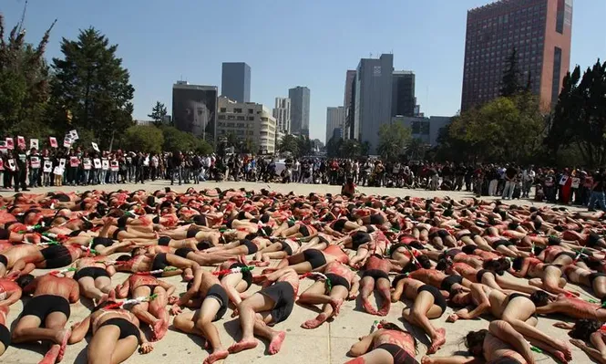 México- Cientos de activistas semidesnudos y ensangrentados se manifiestan en contra de las corridas de toros