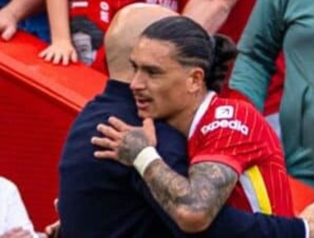 Darwin Núñez se abraza con el técnico Arne Slot cuando es reemplazado en Liverpool