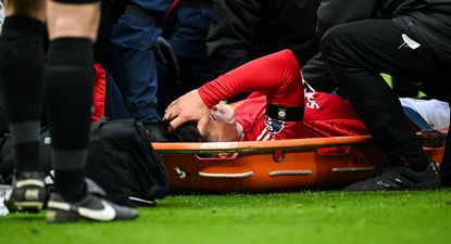 Lisandro Martínez salió llorando y en camilla de la cancha