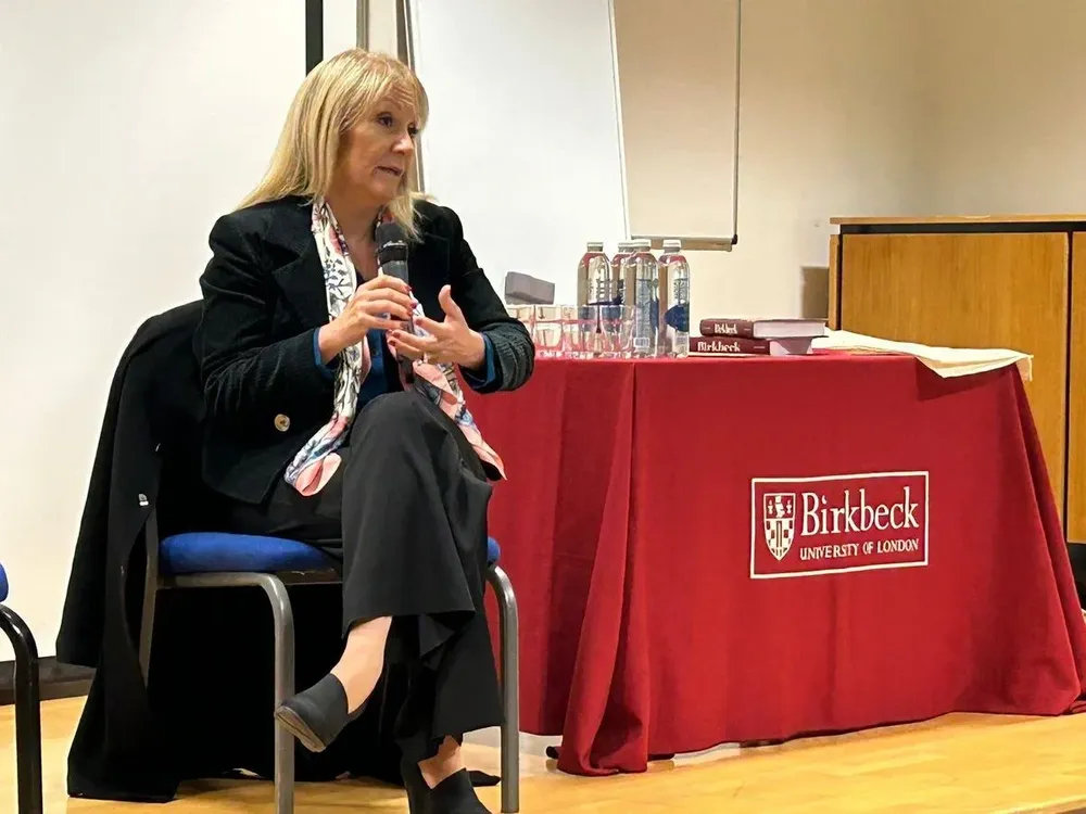 La intendenta Cosse durante la charla en la universidad londinense