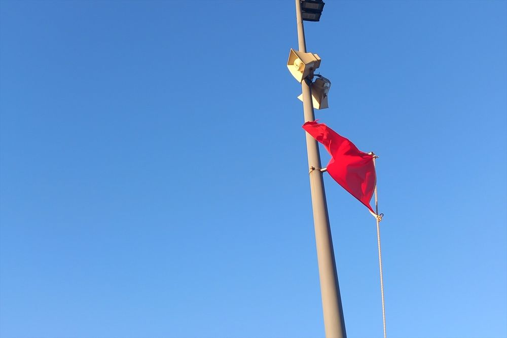 Archivo. Bandera roja en la playa de Bajamar, a 10 de enero de 2023, en Tenerife, Canarias (España).