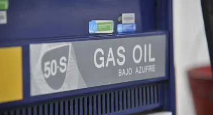 Baja de $ 3 en la nafta y suba de $ 0,8 en gasoil: las proyecciones del gobierno