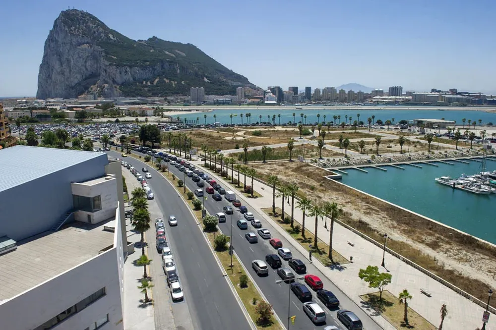 Desde hace una semana hay largas filas para cruzar la reja entre Gibraltar y España