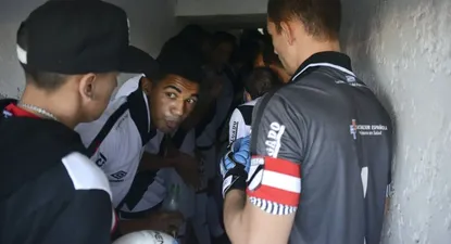 Danubio se apresta salir al campo de juego en su feudo de Jardines, alli venció a River Plate 2-0 y le dejó sin opciones de lograr el título del Clausura.