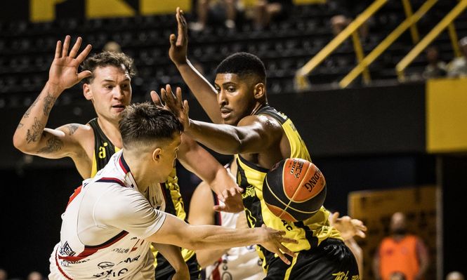 Patricio Prieto, Nicola Pomoli y Eric Romero en el último partido entre Peñarol y Nacional por la LUB. (Archivo)