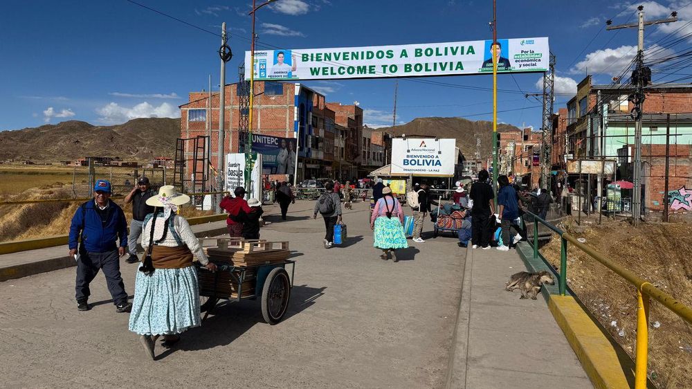 El puente de Desaguadero conecta las localidades fronterizas de Perú y Bolivia que llevan el mismo nombre.