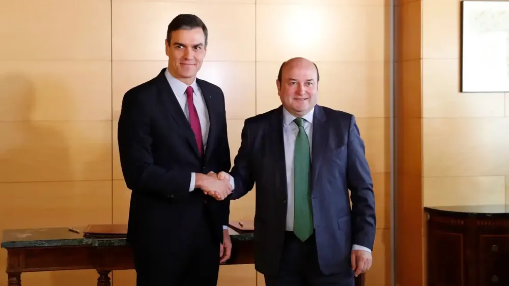 El presidente en funciones, Pedro Sánchez el presidente del EBB del PNV, Andoni Ortuzar.