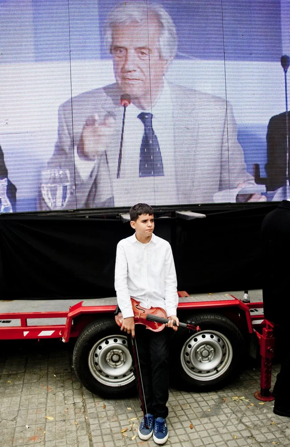 Lunes 24. Un violinista de la orquesta juvenil del Sodre espera para actuar ante el Consejo de Ministros 