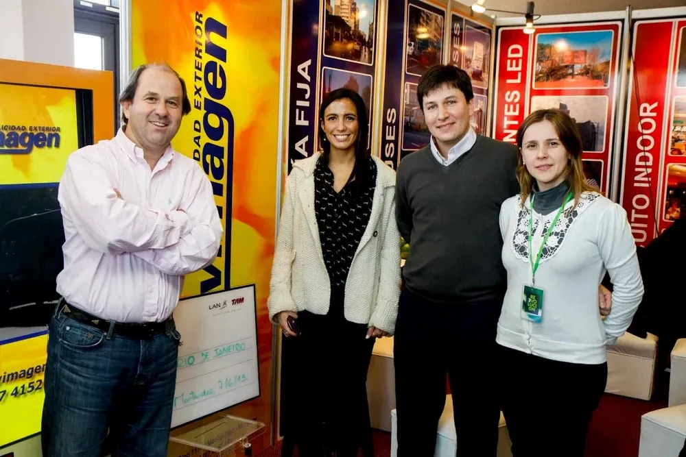 El director y la ejecutiva de ventas de Movimagen, Gonzalo Crisci y Cecilia León de Movimagen junto con Ernesto Bonilla y Ana Laura Pallerola de LAN y TAM