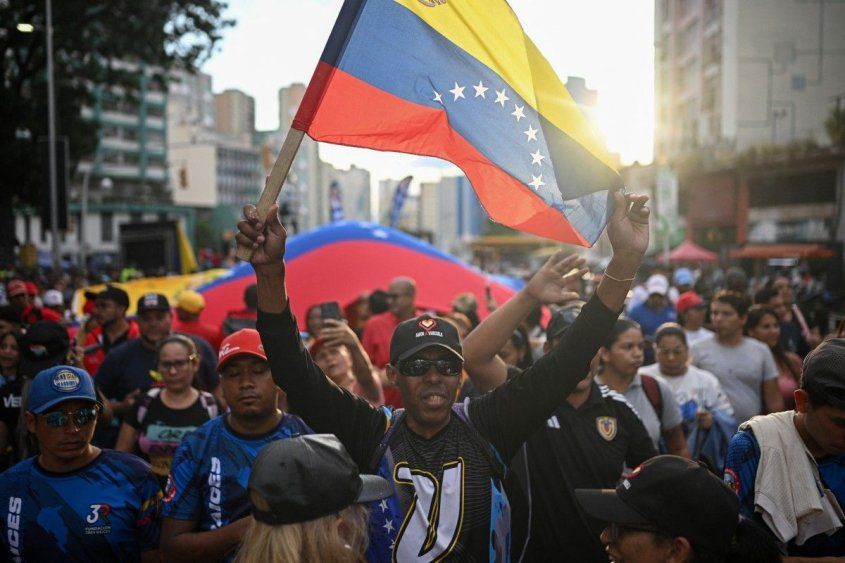 Marcha de simpatizantes chavistas en Caracas tras la captura de Maduro